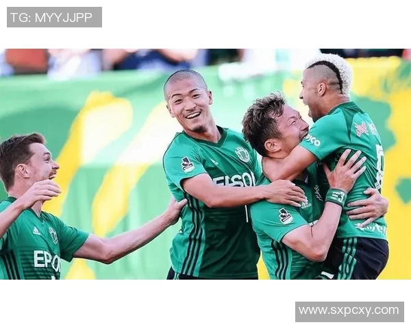 山口雷诺与德岛漩涡的激烈对决展现足球魅力与团队精神